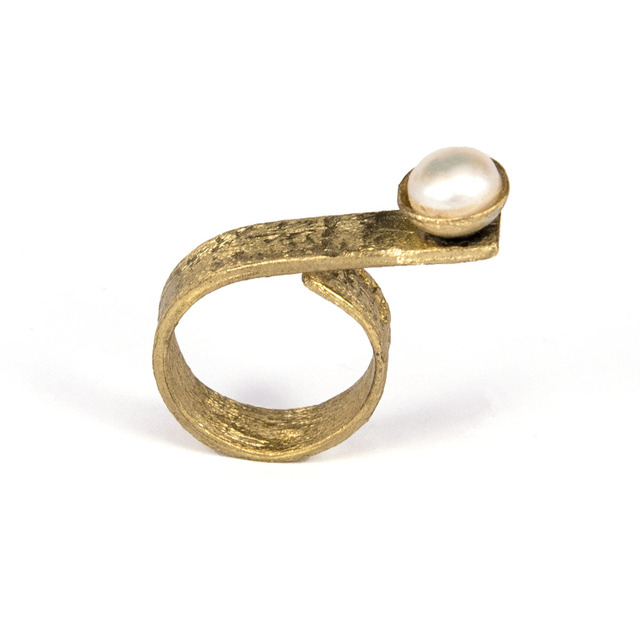 Handmade ring made of bronze with pearl GD366